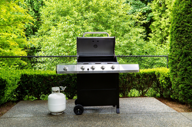 How to Remove a Propane Tank From Your Gas Grill