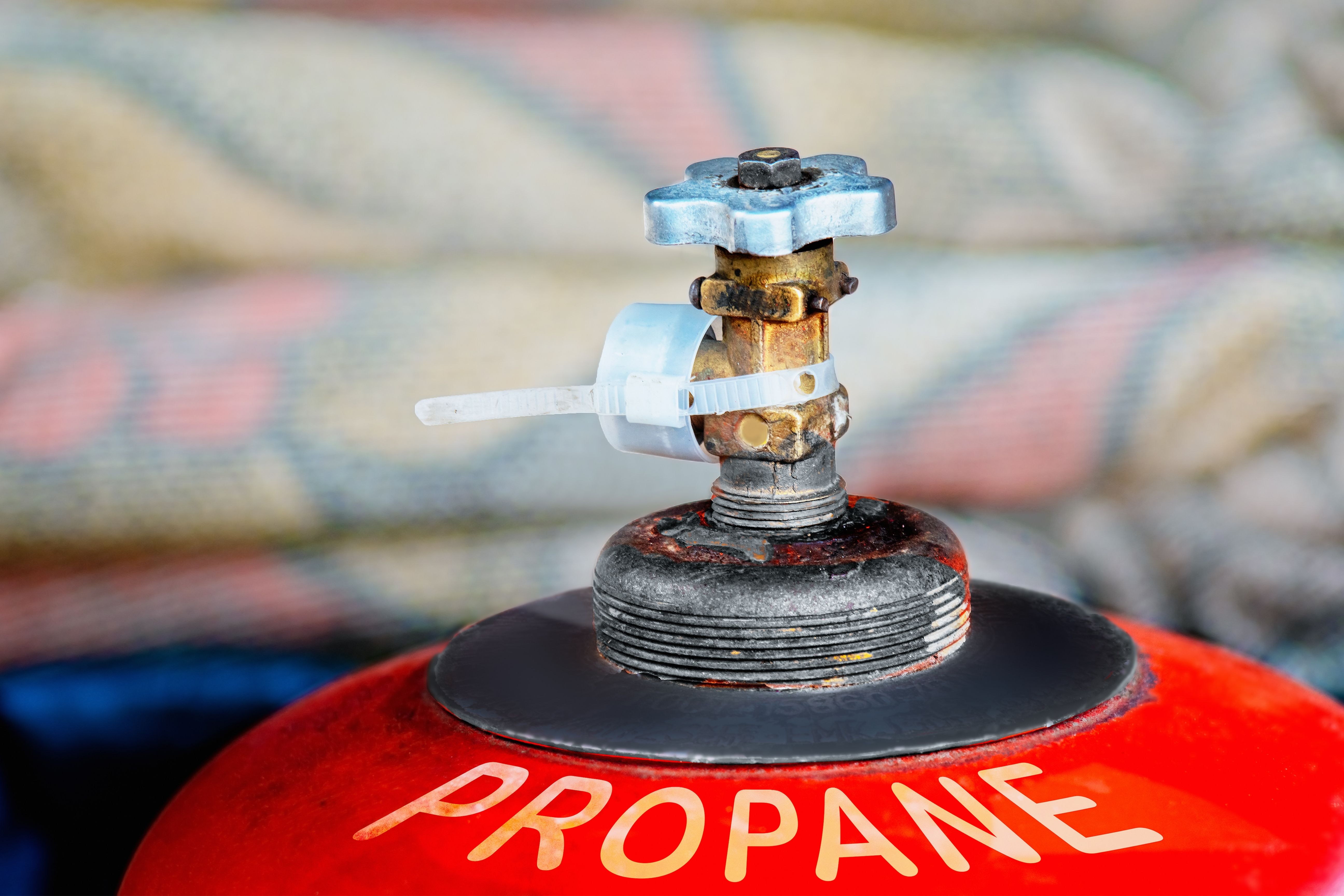 How to Remove a Propane Tank From a Gas Grill