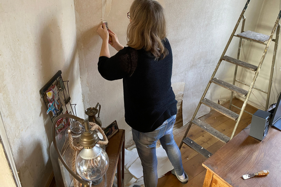 How to Remove Wallpaper From Unprimed Drywall? Guide