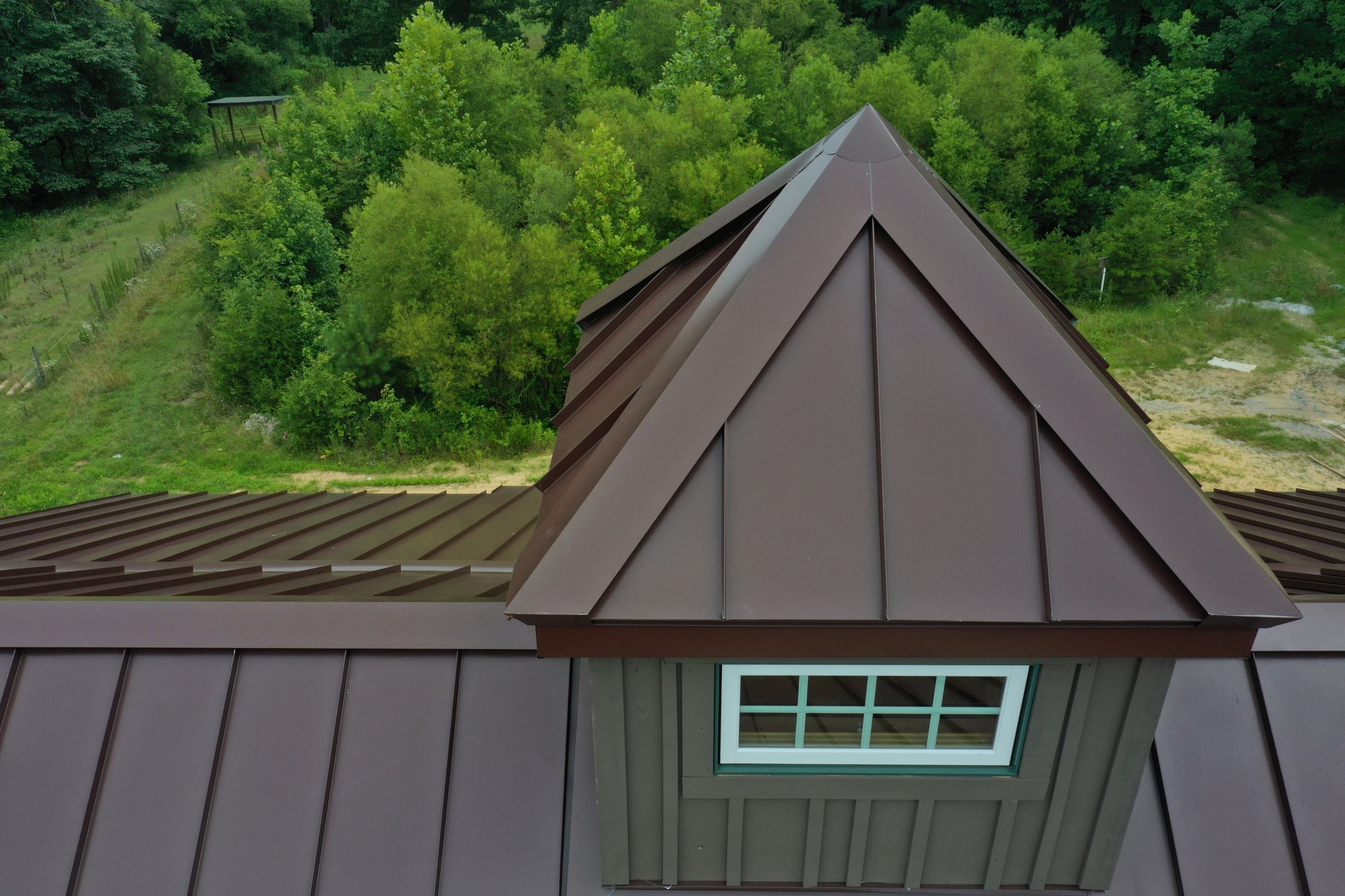 Tips For Painting a Metal Roof With Rust