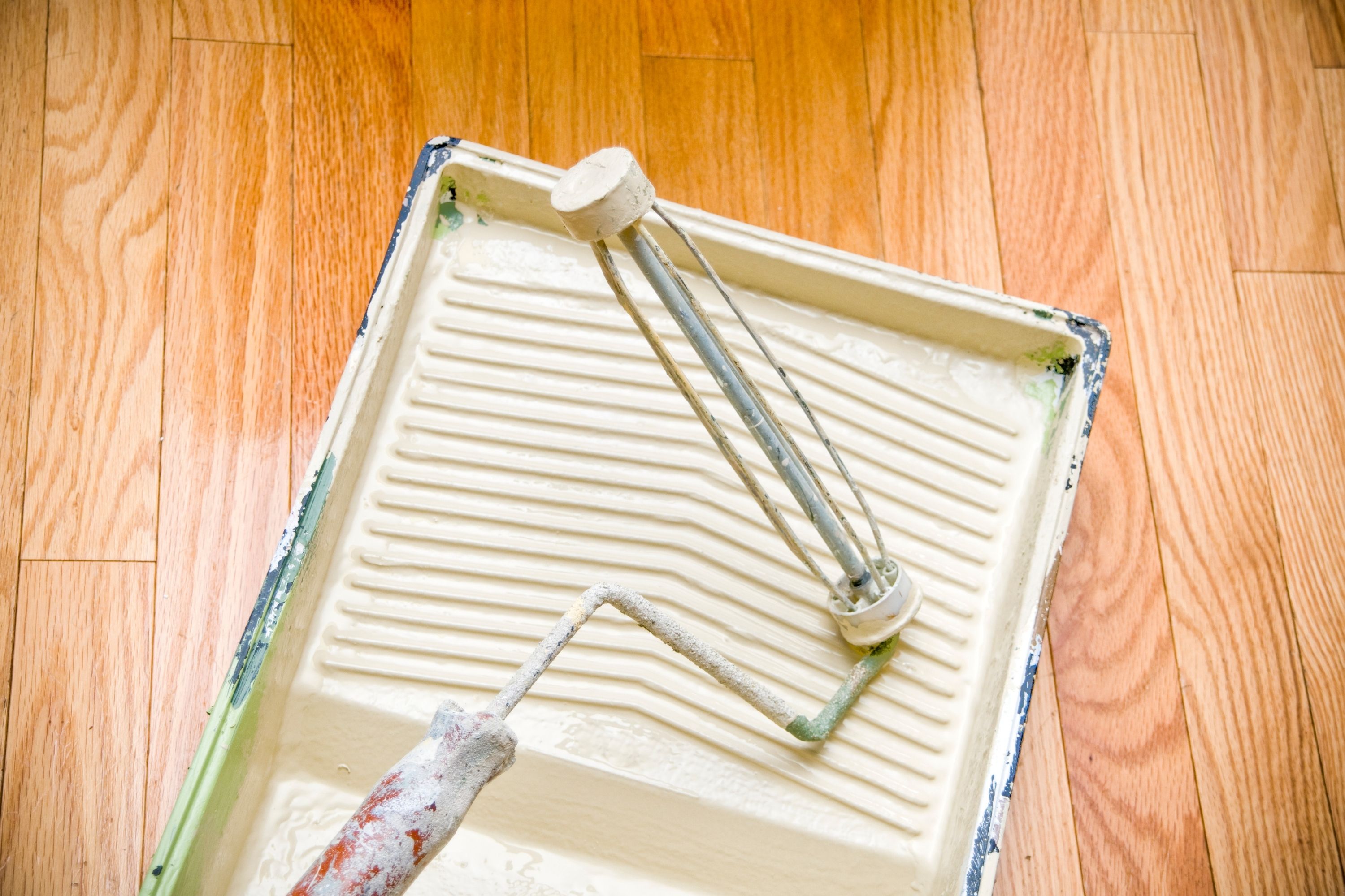 How to Clean a Dried Paint From a Painting Tray