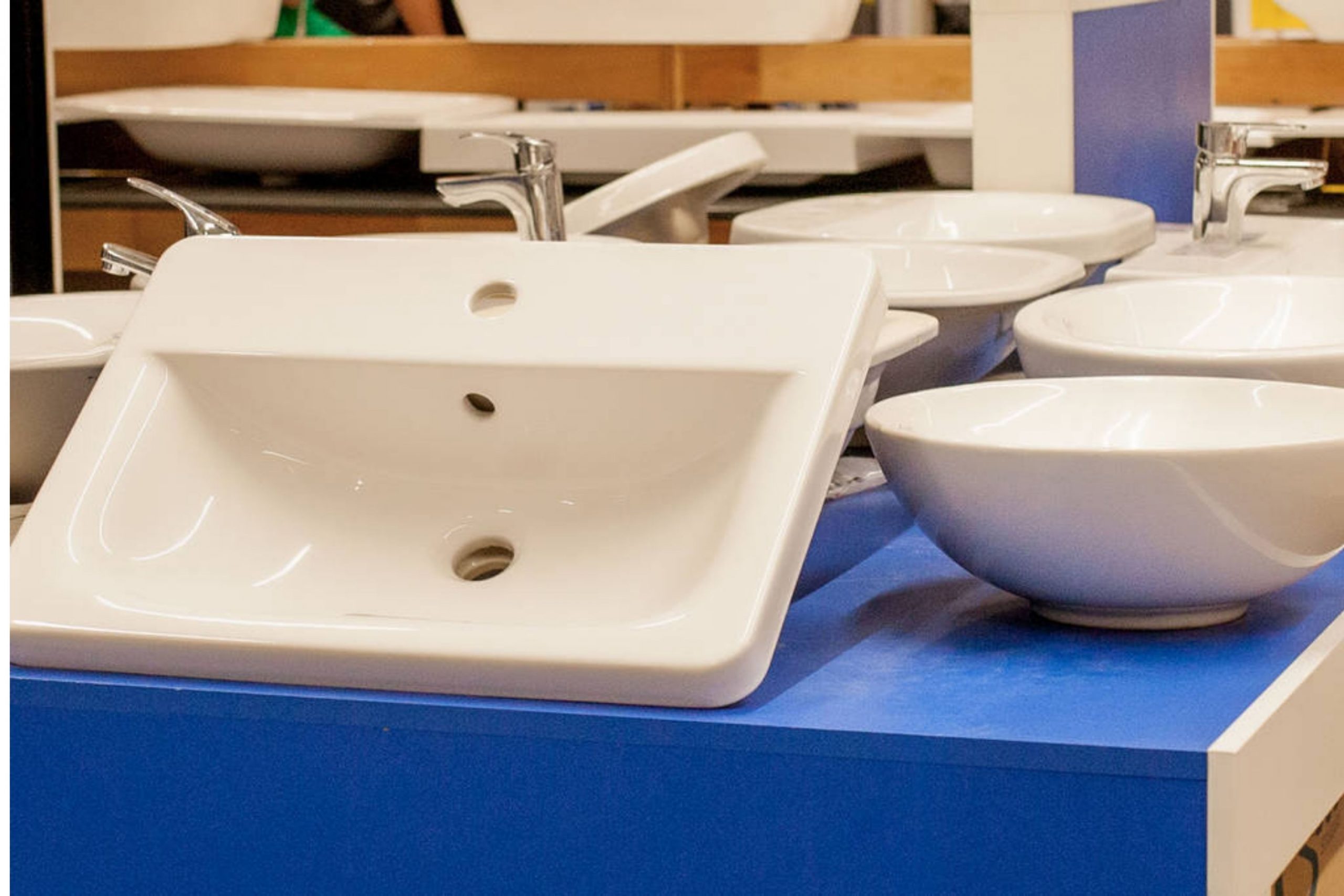 How to Paint a Design On a Porcelain Sink