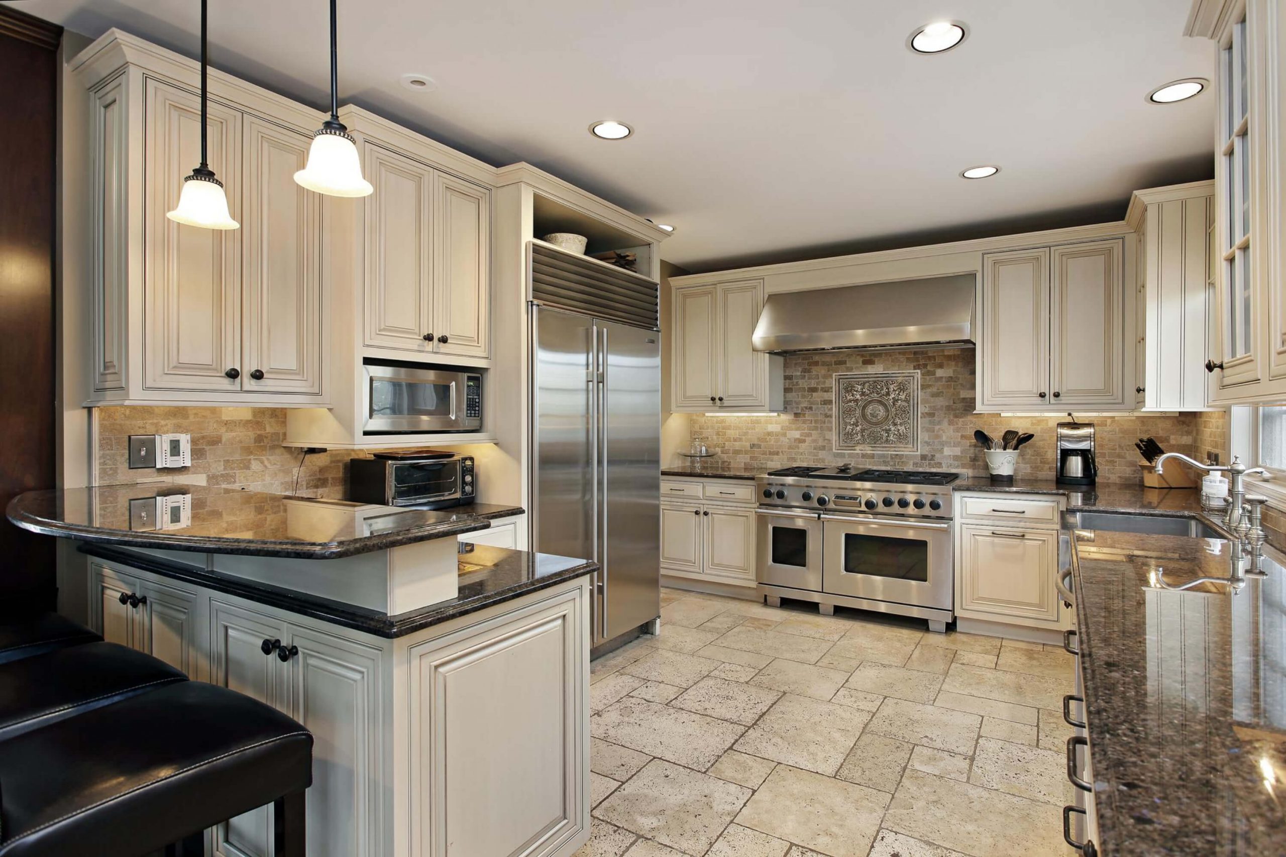 How Do You Choose a Backsplash With Brown Granite Countertops