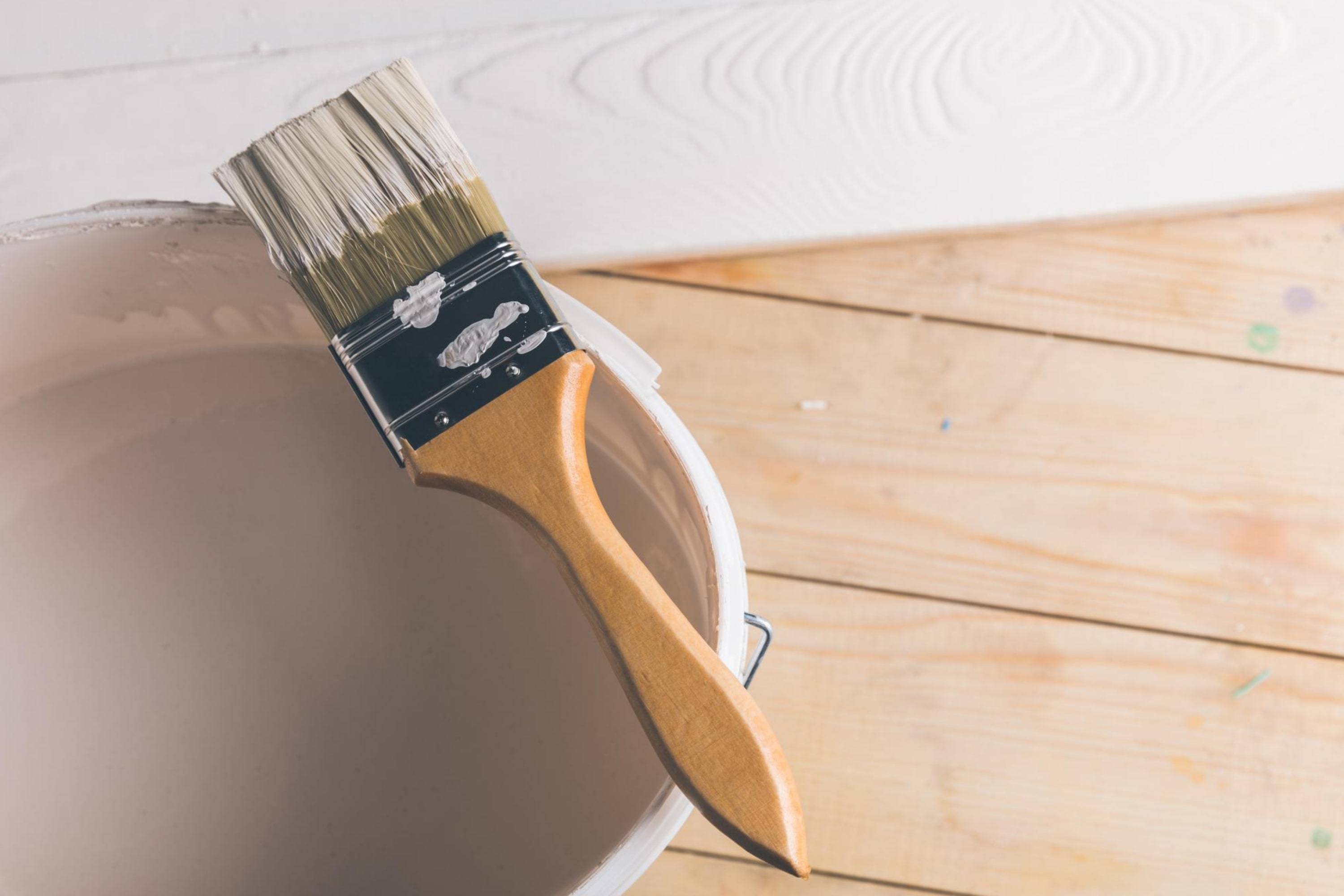 How to Find the Right Color For Touching Up Ceiling Paint