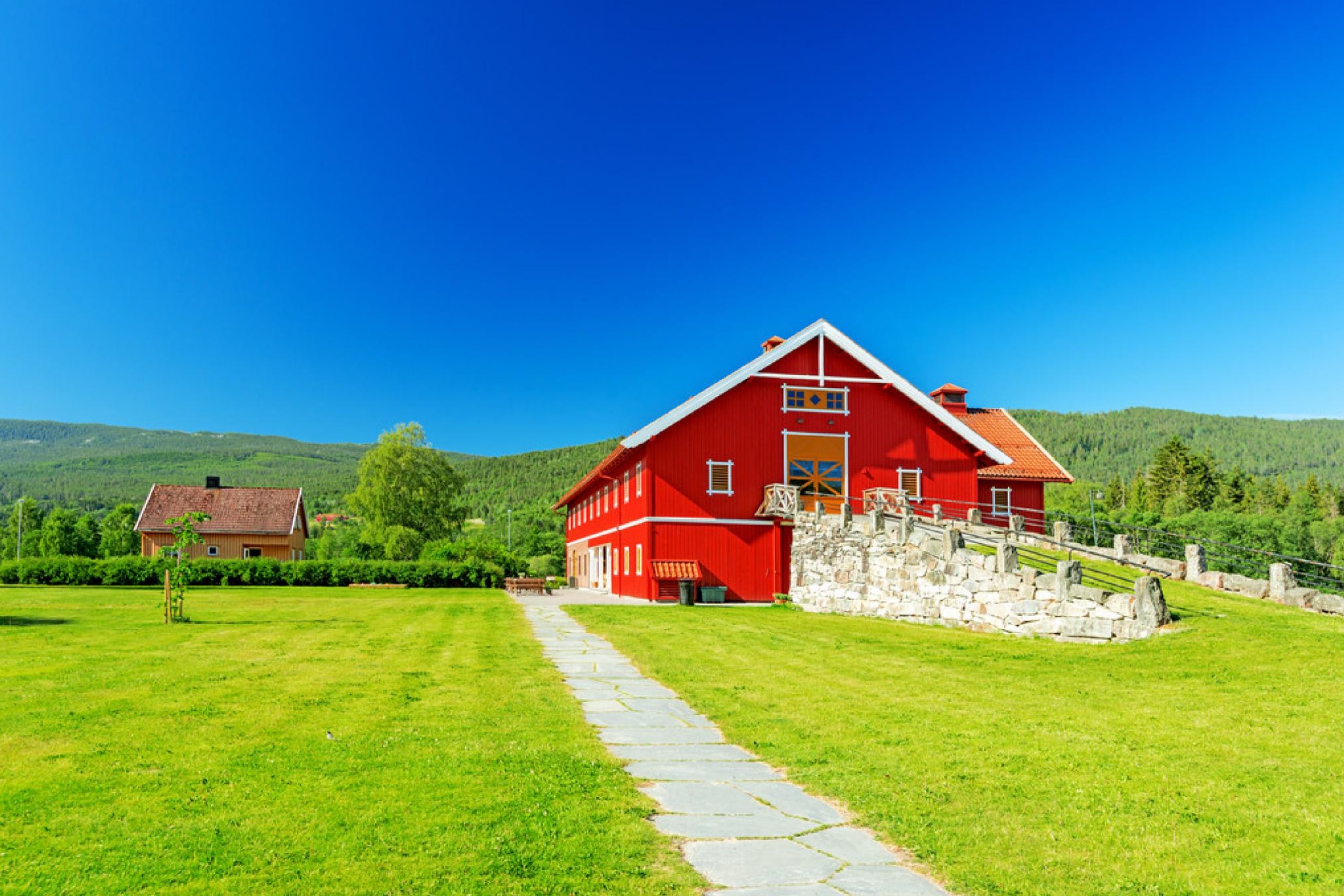 What Paint Is It Best to Use On Barn Walls